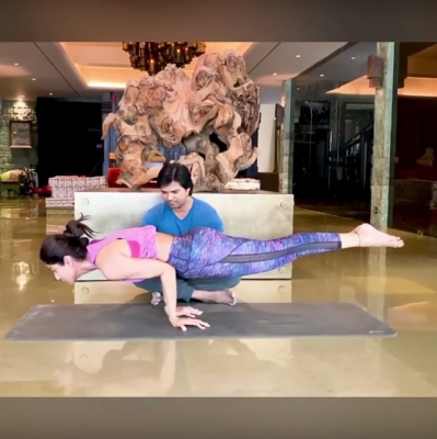 As soon as she is done with the holiday and party season, Shilpa Shetty is back to her workout and how! Being the fitness freak that she is, the actress keeps experimenting with new Yoga asanas every now and then. And the latest in her list is the Mayurasana, which the actress has nailed with perfection!