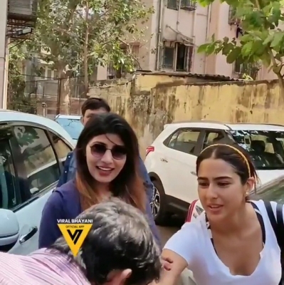 A video of a fan trying to kiss the hand of Bollywood actress Sara Ali Khan has gone viral. In the video shared by Mumbai-based celebrity photographer Viral Bhayani on Instagram, a man can be seen asking for Sara