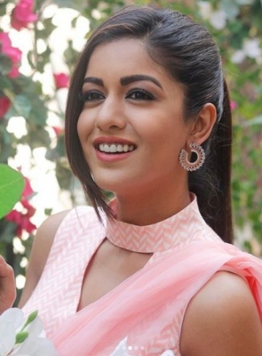 Actress Ishita Dutta is a true fashionista. Be it her casual western look or ethnic look, she never fails to leave an impression on her fans. Her recent photoshoot in a pink saree is a proof of the fact.