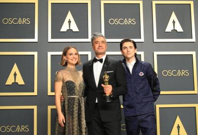 LOS ANGELES, Feb. 10, 2020 (Xinhua) -- Presenters Natalie Portman (L) and Timothee Chalamet (R) poses for photos with Taika Waititi, winner of the award for best adapted screenplay for 