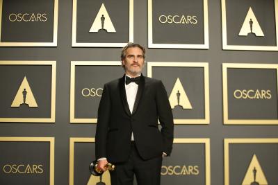 LOS ANGELES, Feb. 10, 2020 (Xinhua) -- Joaquin Phoenix poses for photos after winning the Best Actor award for 