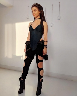 Actress Elli AvrRams look from 