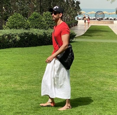 Bollywood star Ranveer SinghÃƒÂƒÃ‚Â¢ÃƒÂ‚Ã‚Â€ÃƒÂ‚Ã‚Â™s famous out-of-the-box fashion sense has a new fan in Hrithik Roshan, it seems. Hrithik, who is currently vacationing in Dubai, shared a couple of photos on Instagram on Monday afternoon. In the photos, he can be seen wearing a red tee along with a white towel that he has wrapped like a lungi.