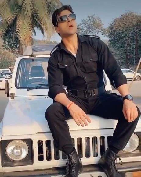 Actor Vivek Dahiya, known for his work in TV shows such as "Qayamat Ki Raat" and "Nach Baliye", praised the real heroes of India on the occasion of National Defence Day.