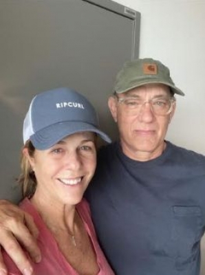 Los Angeles, March 28 (IANS) Hollywood star Tom Hanks and his wife Rita Wilson have returned to the US after spending more than two weeks in quarantine in Australia following their COVID-19 diagnosis.