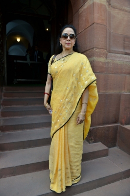 Mumbai, April 3 (IANS) Bollywood celebs have taken to social media to condemn the gruesome incidents of physical assault and stone pelting at doctors and cops in different parts of the country including Indore, Hyderabad and Ahmedabad among other places.