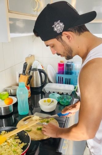 Arjun Bijlani makes egg burji.