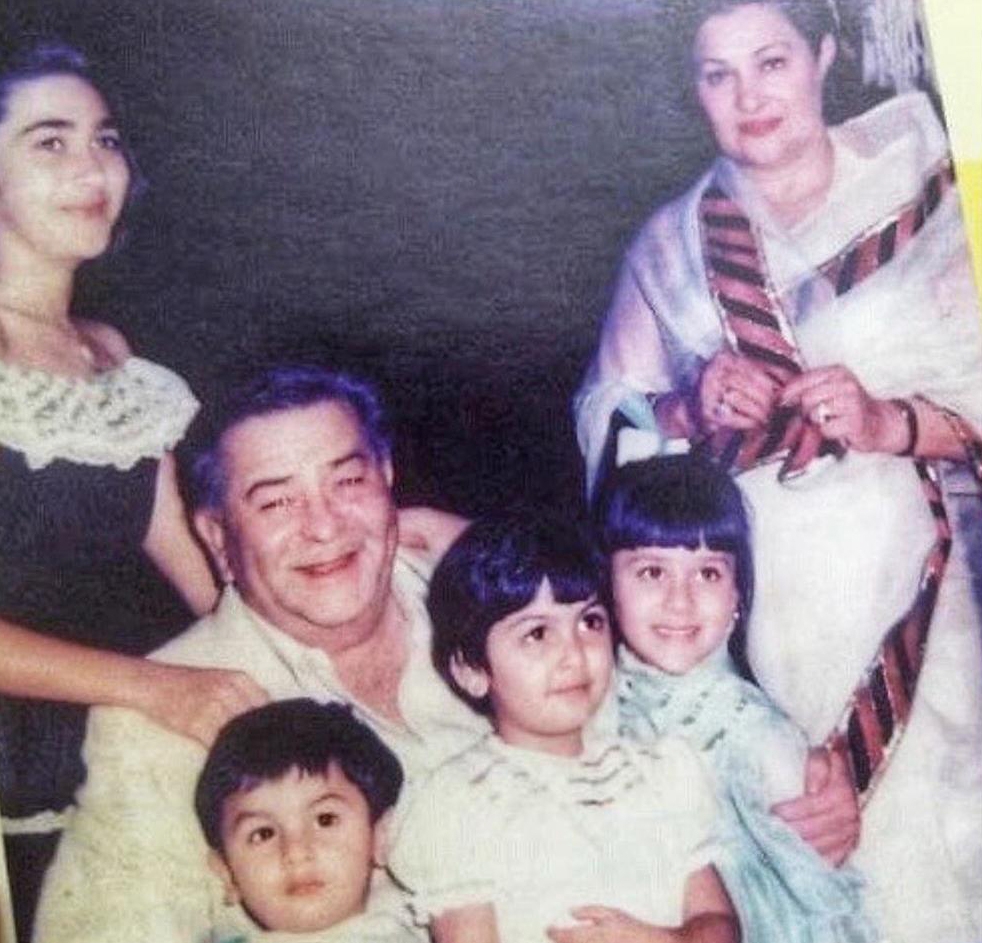 Kareena, Karisma, Ranbir, Riddhima in rare pic with grandpa Raj Kapoor.
