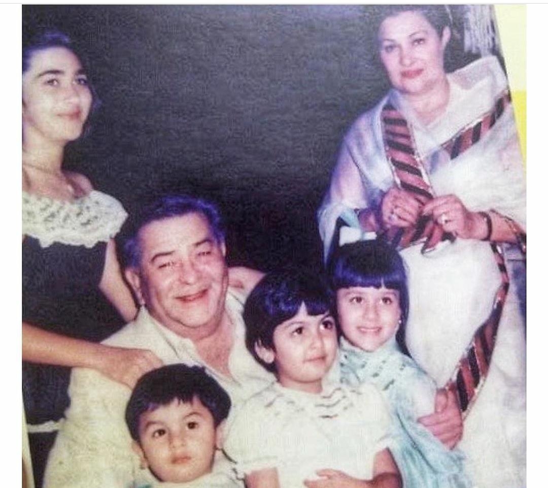 Kareena, Karisma, Ranbir, Riddhima in rare pic with grandpa Raj Kapoor.
