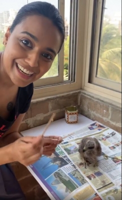 Swara Bhasker rescues black kite bird.
