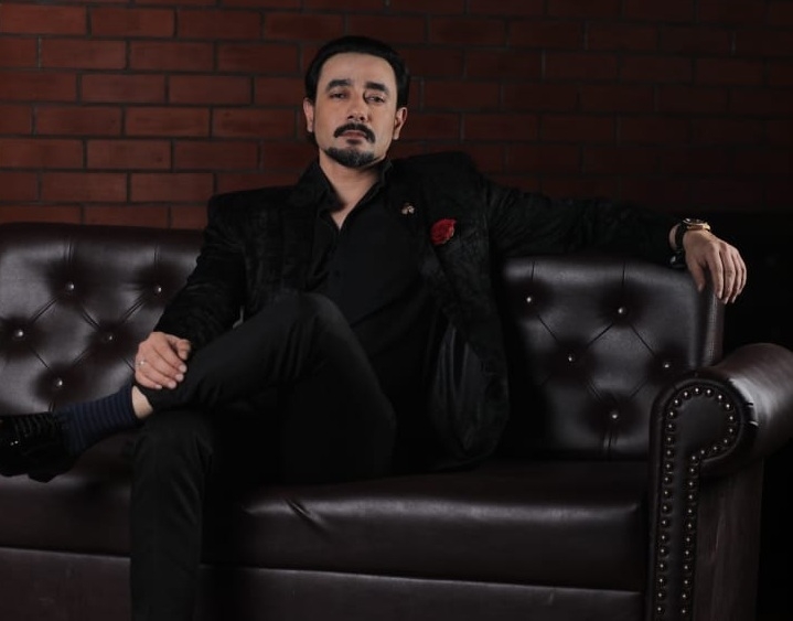 Mantra lends voice for sci-fi romantic comedy web series.