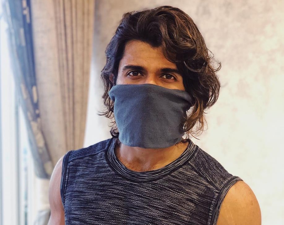 Vijay Deverakonda urges everyone to cover the face.