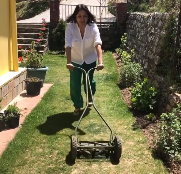Neena Gupta mows the lawn amid coronavirus.