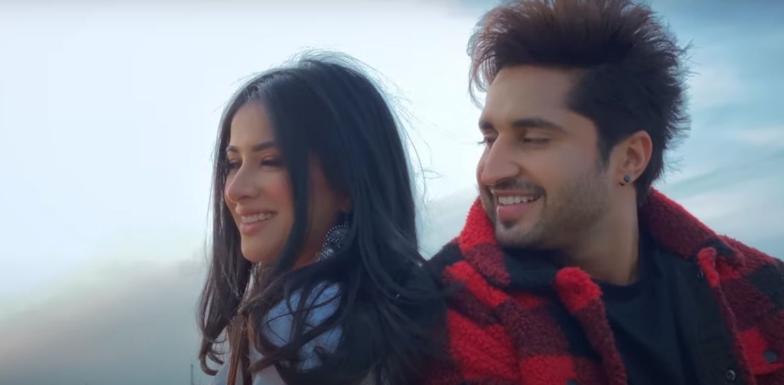 Jassie Gill shoots his latest song's video on phone.