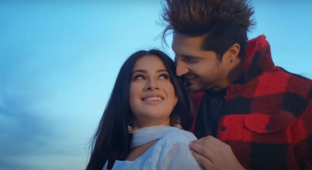 Jassie Gill shoots his latest song's video on phone.