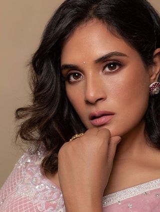 COVID-19: Richa Chadha takes to donating food.
