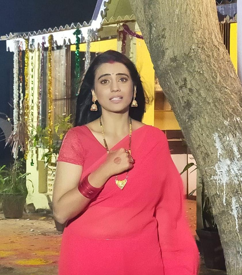 Bhojpuri actress Akshara Singh's song goes viral on social media.