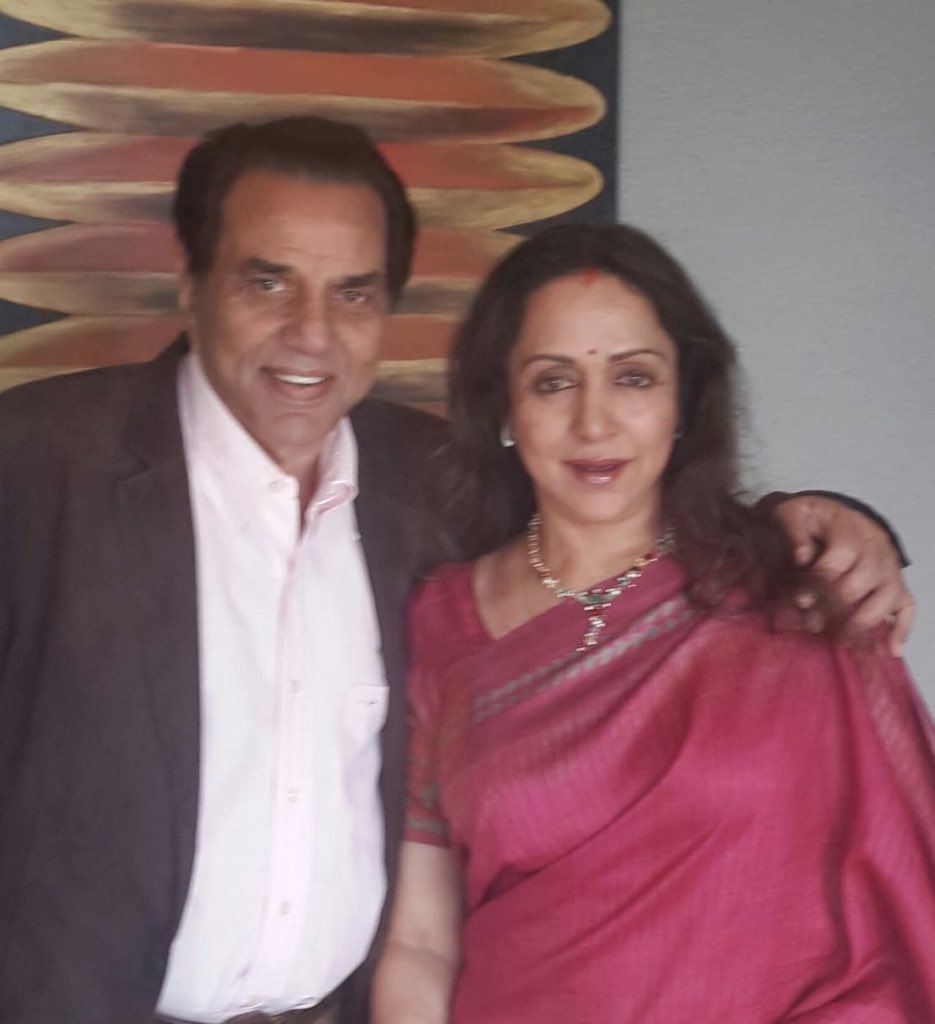 Hema Malini thanks fans on wedding anniversary with Dharmendra.