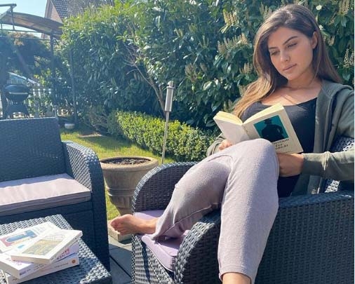 Elnaaz Norouzi takes online acting course from New York Film Academy.