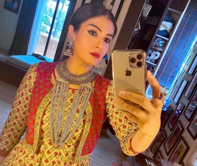 Raveena Tandon shoots for PM Cares show maintaining social distancing.