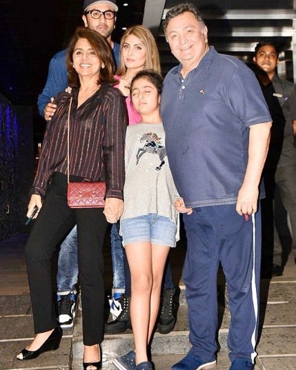 Neetu posts 'complete' family pic with Rishi Kapoor, Ranbir, Riddhima.
