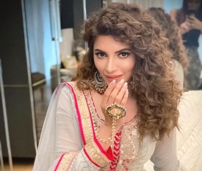 Shama Sikander donates money to the needy on Eid.