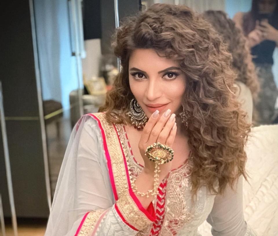 Shama Sikander donates money to the needy on Eid.