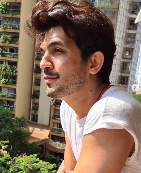 Arjun Bijlani 'more worried now' after person contracts COVID-19 in his building.