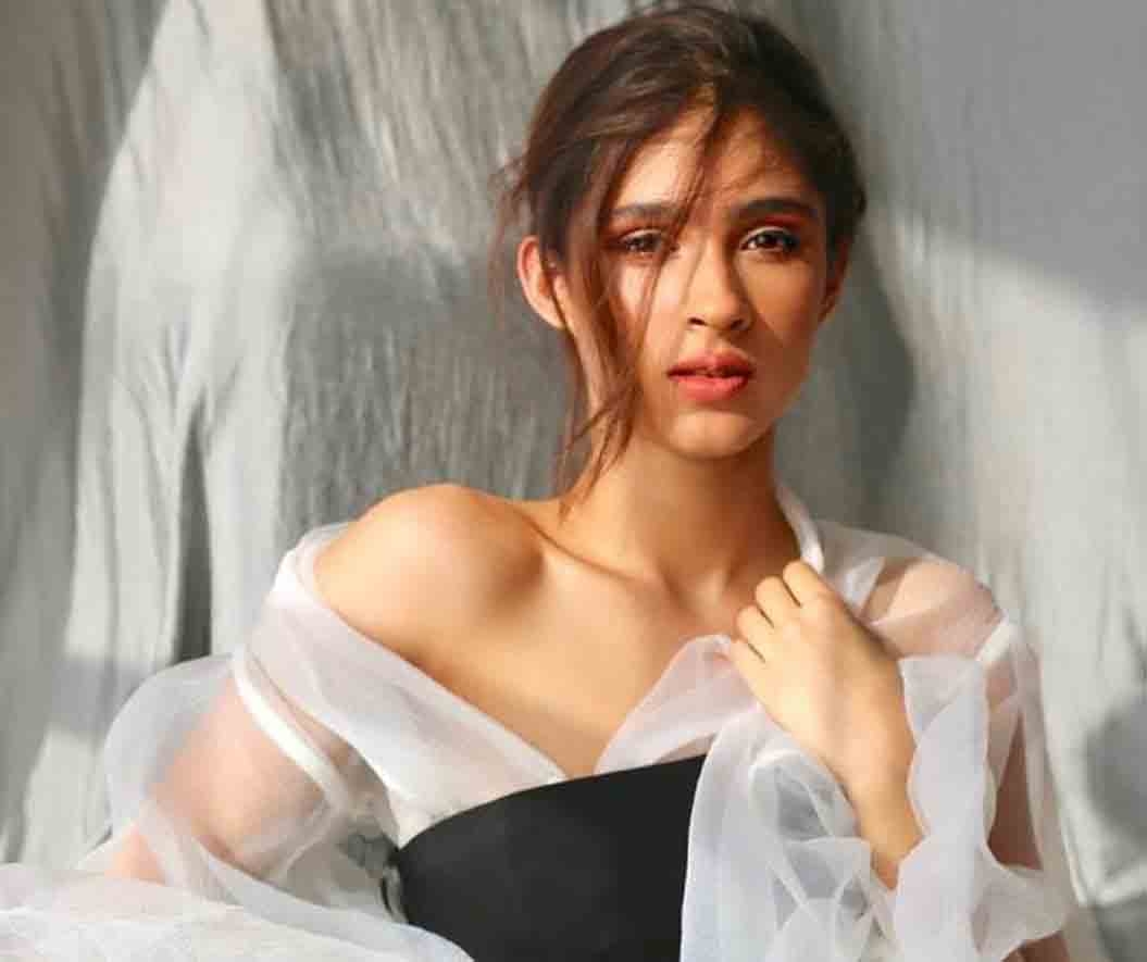 Hrithik is 'proud' of cousin Pashmina ahead of her B'wood debut.