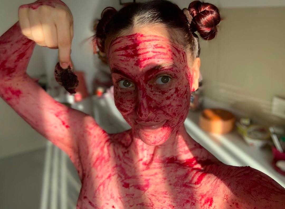 Elli AvrRam turns into 'beetroot ki dukaan'.