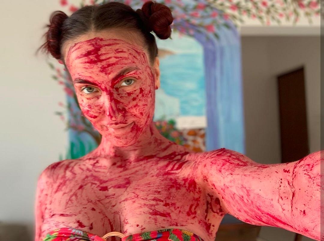 Elli AvrRam turns into 'beetroot ki dukaan'.