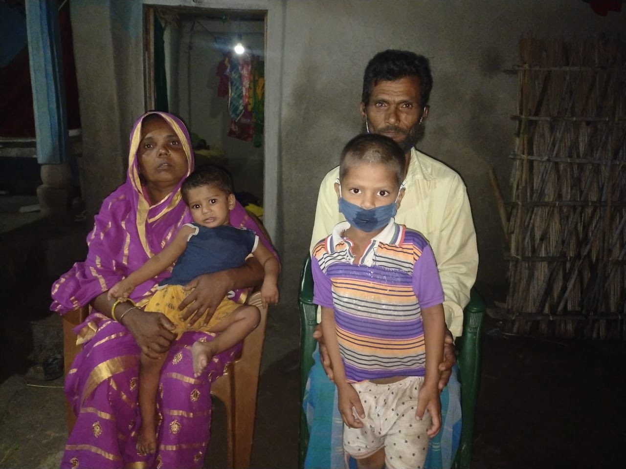 SRK's foundation offers financial aid to Muzaffarpur station child.