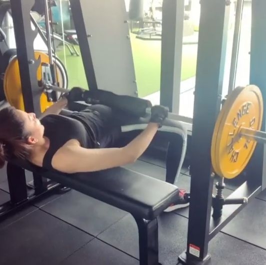 Urvashi Rautela works out with 80-kilo weights.