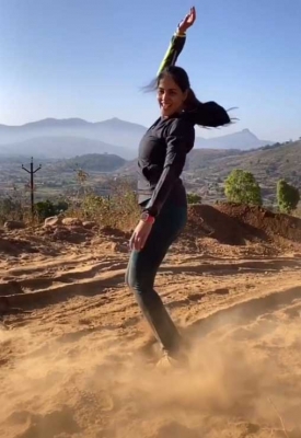 Genelia happily grooves to Baahubali dance song.