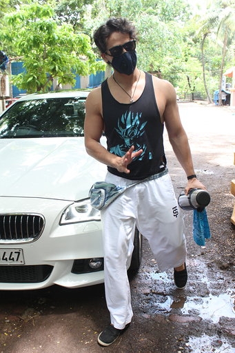Mumbai: Actor Tiger Shroff seen at a dubbing studio in Mumbai's Juhu on July 1, 2020. (Photo: IANS)