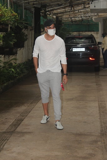 Mumbai: Actor Akshay Kumar seen at an editing studio in Mumbai's Juhu on July 8, 2020. (Photo: IANS)