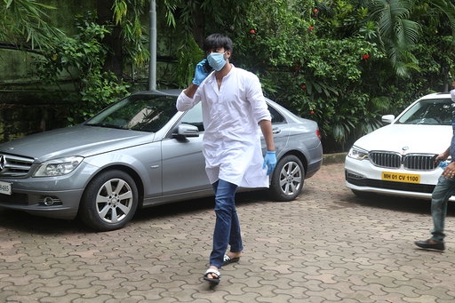 Mumbai: Actor Mizaan Jaffrey at the burial of his grandfather Jagdeep, in Mumbai on July 9, 2020. (Photo: IANS)