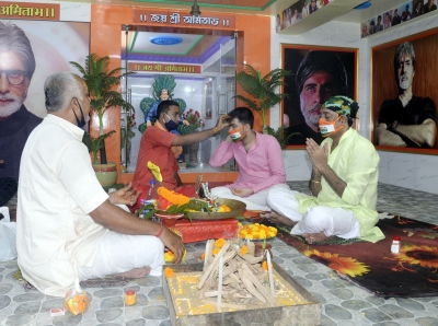 Kolkata: Members of All Bengal Amitabh Bachchan Fan Association perform 