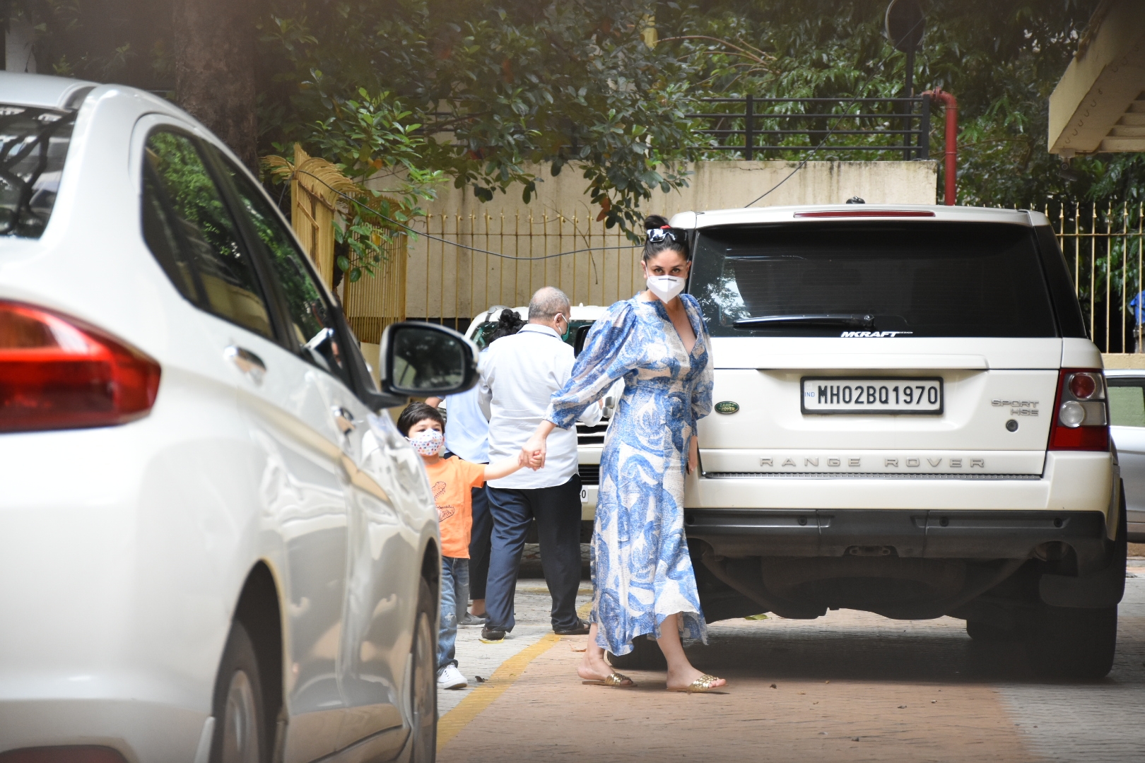 Mumbai: Actress Kareena Kapoor & little Taimur spotted at Karishma Kapoor's house in Mumbai's Bandra on July 25, 2020. (Photo: IANS)
