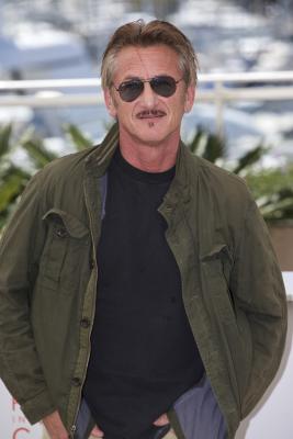 CANNES (FRANCE), May 20, 2016 (Xinhua) -- Director Sean Penn poses during a photocall for the film 