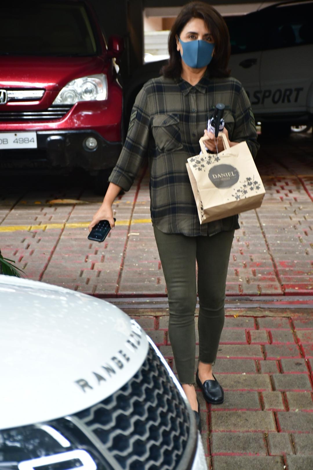 Mumbai: Actress Neetu Kapoor seen at Bandra in Mumbai on Aug 10, 2020. (Photo: IANS)