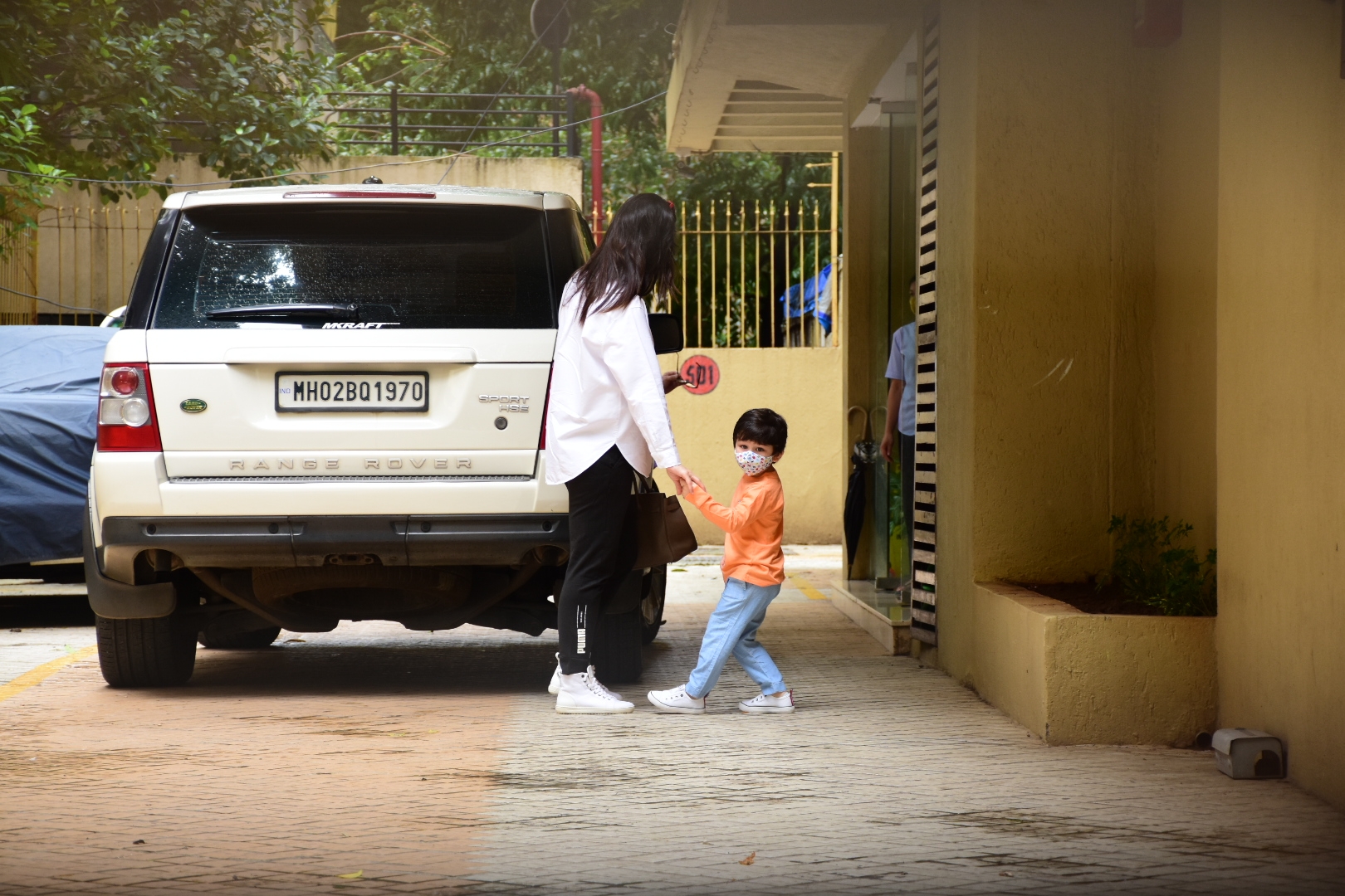 Mumbai: Actress Kareena Kapoor Khan seen with her son Taimur Ali Khan at Mumbai's Bandra on Aug 10, 2020. (Photo: IANS)