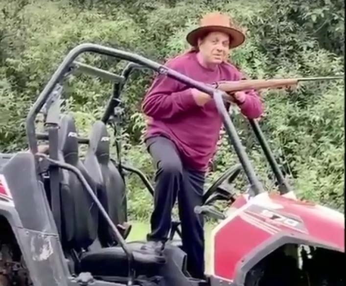 Dharmendra flaunts 'nishanebazi' skills.