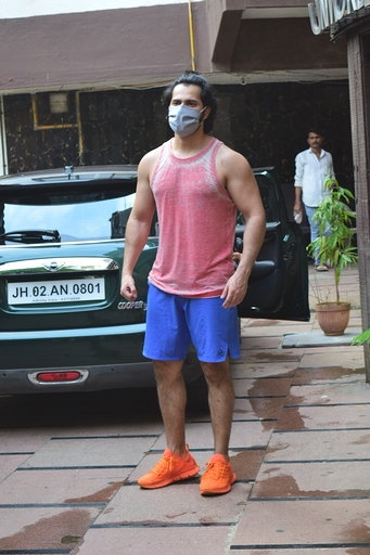 Mumbai: Actor Varun Dhawan seen at Juhu in Mumbai on Sep 7, 2020. (Photo: IANS)