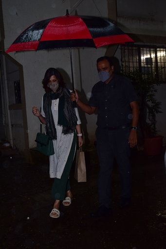 Mumbai: Actress Sonali Bendre seen at Juhu in Mumbai on Sep 12, 2020. (Photo: IANS)