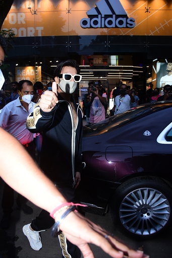 Mumbai: Actor Ranveer Singh seen at Bandra in Mumbai on Sep 15, 2020. (Photo: IANS)