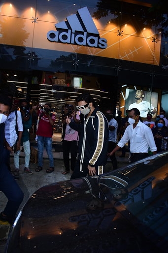 Mumbai: Actor Ranveer Singh seen at Bandra in Mumbai on Sep 15, 2020. (Photo: IANS)