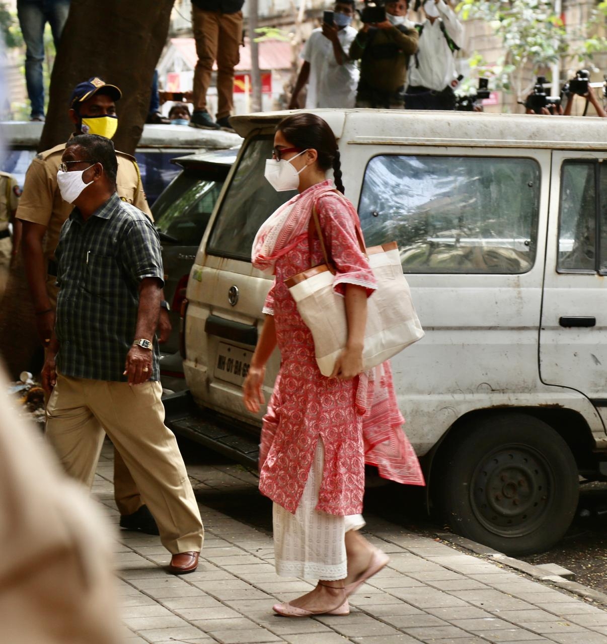 Mumbai: Sara Ali Khan arrives at NCB Office in Mumbai on September 26, 2020. (Photo: IANS)