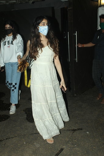 Mumbai: Actress Janhavi Kapoor and her sister Khushi Kapoor leave for the birthday celebrations of their grandmother in Mumbai on Sep 27, 2020. (Photo: IANS)