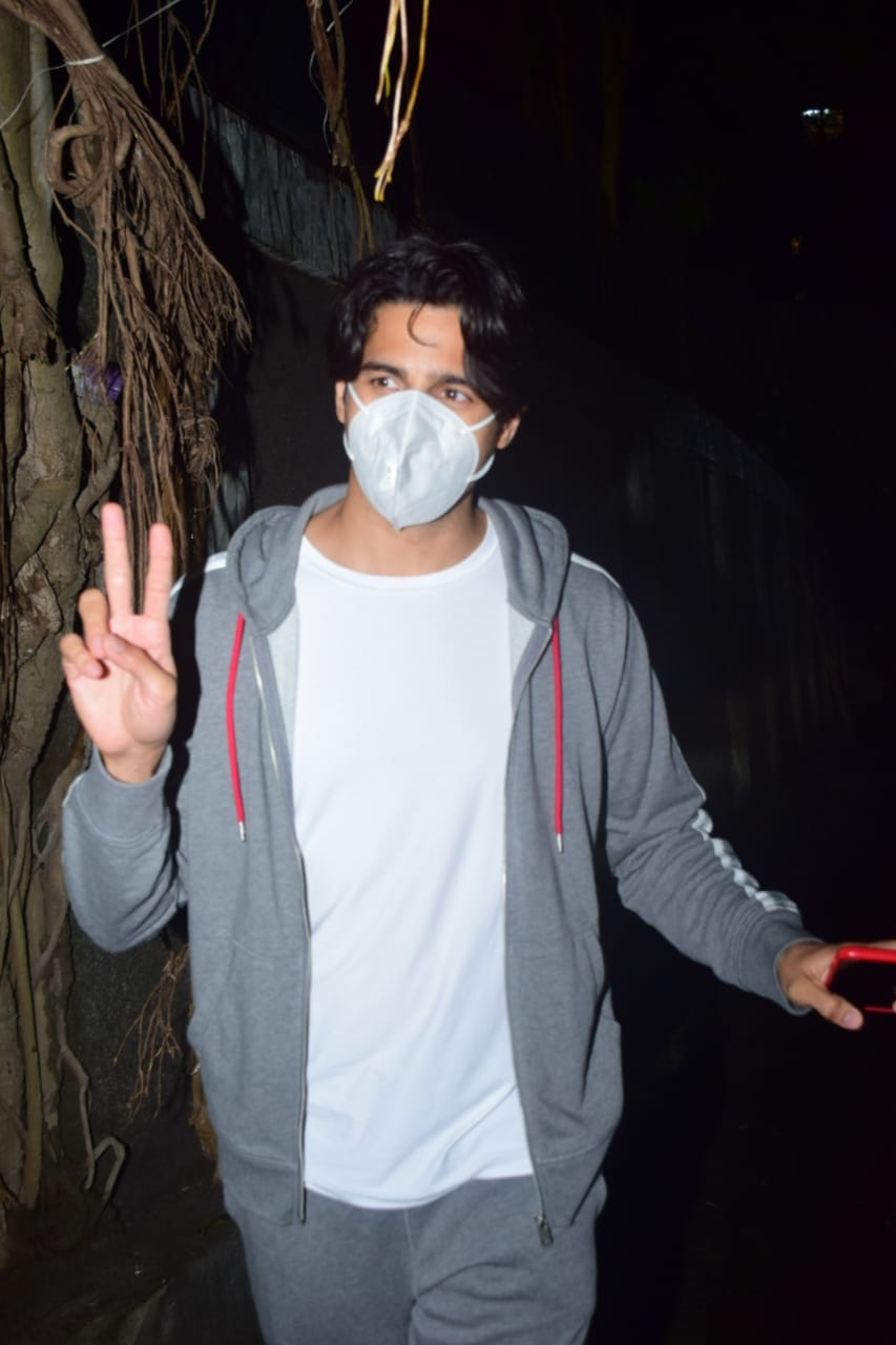 Mumbai: Actor Sidharth Malhotra seen at Javed Akhtar's house in Mumbai's Juhu on Oct 22, 2020. (Photo: IANS)